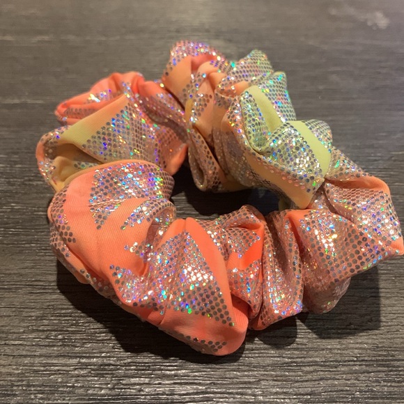 Dew Edit by Kaitlyn Bristowe Scrunchie - Picture 3 of 4